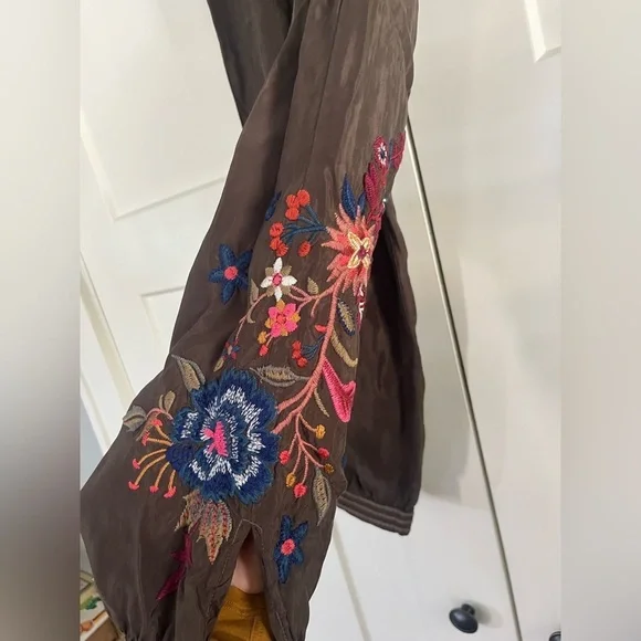 Johnny Was Violette Jogger Pants
⭐️needs button sewn back on - Picture 4 of 10